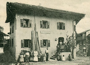 Ob meji z Italijo je bilo zelo donosno tihotapstvo, s katerim so služili tako preprosti kmetje kot ugledni trgovci. Najbolj donosna je bila ilegalna trgovina s tobakom, po kateri je bil poleg tolminskega posestnika Devetaka poznan tudi breginjski gostilničar in trgovec Anton Lazar (na fotografiji). (M. Škrabec, zasebna last)