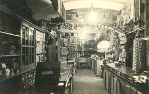 Večje prodajalne so bile do zadnjega kotička založne z raznovrstnim blagom; v njih je bilo moč dobiti vse, od šivanke in posode, do živil in metrskega blaga. (Arhiv Tolminskega muzeja)