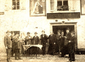 Lamnjanova gostilna v Volčah se je nahajala tik ob glavni obsoški cesti in imela status t. i. furmanske gostilne. Tu so se ob ostalih potnikih, ki so potovali po soški dolini, radi ustavljali romarji, ki so romali k bližnji cerkvi na Mengore, pa tudi tolminski veljaki, ki so zahajali k markantnemu gostilničarju na klepet in oddih. (Arhiv Tolminskega muzeja)