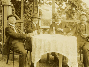 Pomembni gostilničarji in trgovci na vrtu tolminskega hotela Modrijan. Hotel je vodila Leopoldina Gaberščik, žena posestnika, industrialca, župana ter deželnega in državnega poslanca Oskarja Gaberščika. (Arhiv Tolminskega muzeja)