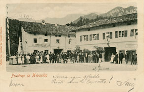 V Kobaridu, kjer se od obsoške ceste odcepi glavna pot za Čedad, je v začetku 20. stoletja delovalo več večjih gostiln. V Gruntarjevi gostilni Pri mrzlem studencu (levo) je imela svoje prostore kobariška čitalnica, Pri Kotlarju (desno) so imeli poleg gostilne še mesnico. (Arhiv Tolminskega muzeja)