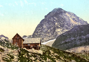 Log pod Mangartom je bil pomembno izhodišče za obisk bližnjih hribov, predvsem najbolj priljubljenega Mangarta. Tu je bila leta 1875 zgrajena prva planinska koča, ki jo je postavila beljaška sekcija Nemško-avstrijskega planinskega društva (DÖAV). (Arhiv Tolminskega muzeja)