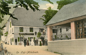 Zaradi lege ob glavni cesti, ki je vodila ob Soči s Koroškega proti morju, je imel Log pod Mangartom več dobrih gostiln s prenočišči. Na fotografiji je gostilna Martina Černuta, ki z drugimi lastniki deluje še danes. (Arhiv Tolminskega muzeja)