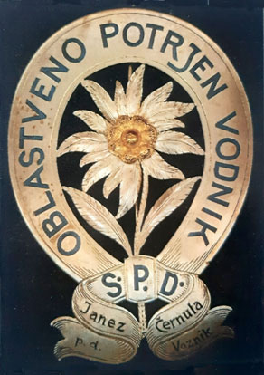 Značka, ki so jo ob uspešno opravljenem izpitu prejeli pooblaščeni vodniki Slovenskega planinskega društva. (Arhiv Tolminskega muzeja)