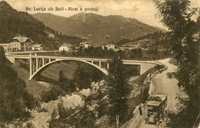 Z odprtjem Bohinjske železnice so se dotedanji prometni tokovi preusmerili proti železniškim postajam; za potnike z Bovškega, Kobariškega, Tolminskega in Cerkljanskega je bila glavna železniška postaja Sv. Lucija-Tolmin, do katere je vodil nov armirano betonski cestni most. (Arhiv Tolminskega muzeja)