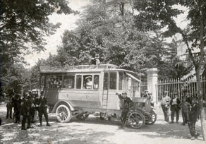 Devetakova družina iz Tolmina, ki se je s poštno službo ukvarjala najmanj od srede 19. stoletja, je leta 1911 poštnim kočijam dodala še avtobus. Z njim so prevažali tako pošto kot turiste, ki so po dograditvi Bohinjske proge prihajali na izlete v Zgornje Posočje. (Arhiv Tolminskega muzeja)