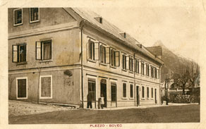 Stanovanjska in poslovna hiša družine Pirc v Bovcu; v pritličju so se nahajale gostilna, trgovina in pekarna. (E. Trinka, zasebna last)