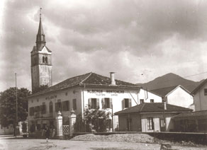 Devetakov hotel v Kobaridu je bil v času pod Italijo preimenovan v Albergo Montenero. Hotelskim hlevom in prostorom za vozove se je v tem času pridružila še garaža za avtomobile, ki so bili tudi na posoških cestah vse pogostejši. (Arhiv PANG, foto F. Stres)