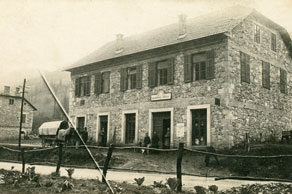 Kmetje in trgovci so se v prvih povojnih letih povezovali v različne zadruge, ki so omogočale lažjo prodajo ter nakup potrebnega blaga. Na fotografiji je stavba gospodarske zadruge na Idriji pri Bači. (Arhiv Tolminskega muzeja)