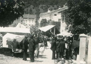 Sejmi, na katerih so poleg uveljavljenih trgovcev svoje izdelke prodajali tudi kmetje in obrtniki, so bili zelo živi tudi v času med obema vojnama. Pomemben sejemski kraj je bil današnji Most na Soči, kjer se je glavni sejem odvijal meseca decembra, na god sv. Lucije. (Arhiv Tolminskega muzeja)