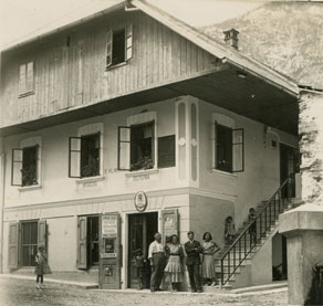 Trgovina in gostilna Franca Klavore v Bovcu. Ovalen znak nad vrati označuje, de je bil Klavora pooblaščeni trgovec za prodajo soli in tobaka, ki sta sodila pod državni monopol. (E. Trinka, zasebna last)