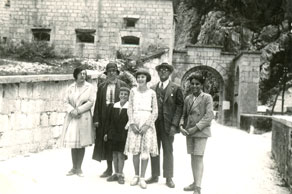 Družina trgovca Marege z Mosta na Soči na izletu k trdnjavi Kluže leta 1930. (Arhiv Tolminskega muzeja)