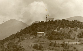 Marijina cerkev na Mengorah je bila že pred vojno priljubljen romarski kraj. Po obnovi v vojni porušene cerkve so romanja spet oživela. Tik pod vrhom hriba je bilo za bolj oddaljene romanje po vojni urejeno tudi novo gostišče s prenočišči. (Arhiv Tolminskega muzeja)