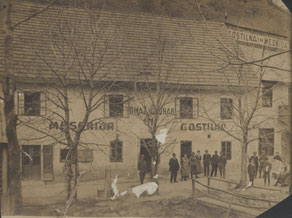 Podbrdo je pravi razcvet doživelo z Bohinjsko progo, v času pod Italijo pa so k razvoju naselja poleg železničarjev in njihovih družin prispevali še vojaki in pripadniki obmejnih enot, ki so se priselili iz drugih delov Italije. Med domačini, ki so v cvetočem obdobju pred in po prvi vojni uspešno peljali svoj posel, je bil tudi mesar in gostilničar Tomaž Grohar. (Arhiv Tolminskega muzeja)