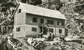 V prvi svetovni vojni poškodovano planinsko kočo na Kaninu so člani italijanskega planinskega kluba leta 1922 obnovili. Po nadzidavi, ki je bila opravljena leta 1936, je bilo v njej prostora za 80 planincev in smučarjev. (E. Trinka, zasebna last)