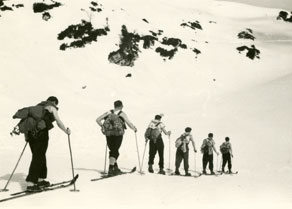 Po ukinitvi kulturnih in prosvetnih društev je mladim Slovencem, kot oblika druženja, ostal predvsem šport. V gore so se podajali tudi pozimi, saj je smučanje postajalo vse bolj priljubljeno. (Arhiv Tolminskega muzeja)