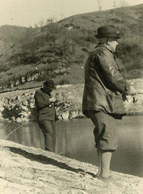 Zakupniki ribolova so bili tudi sami ribiči. Ribiške goste so v svoje vode pogosto tudi vodili, nato pa jim ulovljene ribe v svojih lokalih še postregli. (Arhiv Tolminskega muzeja)