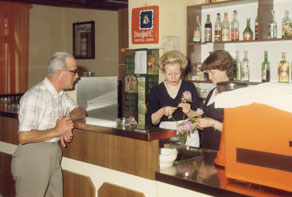 Notranjost znamenite tolminske gostilne Pri Kranjcu, ki je prišla z nacionalizacijo v kolektivno upravljanje. Do ureditve tovarniških menz in odprtja restavracije Družbena prehrana Tolmin je služila tudi kot glavna delavska menza. (M. Jarc, zasebna last)