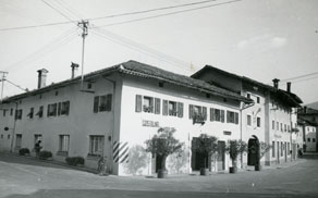 Kar nekaj gostiln in trgovin je po koncu vojne prenehalo delovati. Gostilna Kotlar v Kobaridu je ponovno odprla svoja vrata šele leta 1967, pod upravo Gostinskega podjetja Soča z Mosta na Soči. (Arhiv Tolminskega muzeja)