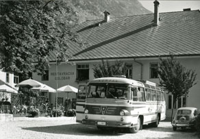 Na Bovškem je bila po vojni med prvimi preurejena gostilna Golobar, a je bila leta 1959 še brez tople vode in centralnega ogrevanja. Sprejemala je tako stacionarne goste kot izletnike, ki so potovali predvsem z avtobusi v organizaciji turističnih agencij. (Arhiv Tolminskega muzeja)