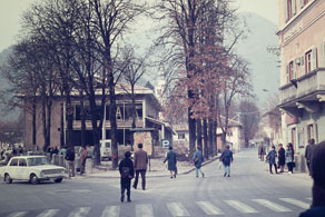 Racionalizacija poslovanja, združevanje trgovinske ponudbe ter novi prodajni trendi so spodbudili gradnjo prve tolminske blagovne hiše. Zgrajena je bila v nekdanjem parku, ob danes glavnem mestnem križišču, odprli so jo leta 1971. (Arhiv Tolminskega muzeja)