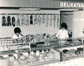 V prvi tolminski blagovnici se je poleg dobro založenega oddelka z živili nahajal še oddelek z obutvijo in tekstilnim blagom, tu so bili železnina in drogerija pa tudi manjši pohištveni oddelek in bife. (Arhiv PANG)