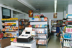 Kobarid je bil zaradi bližine italijanske meje živahno nakupovalno središče z različnimi trgovinami. Na fotografiji je sodobno opremljen Mini market, ki ga je Alpkomerc leta 1989 uredil v prostorih nekdanje tekstilne trgovine. (Arhiv Tolminskega muzeja)