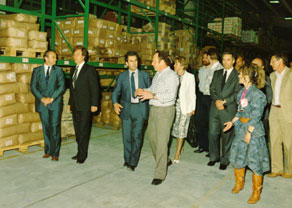 Centralno skladišče podjetja Alpkomerc, ki se je nahajalo ob železniški postaji Most na Soči, je bilo leta 1987 temeljito prenovljeno. Na fotografiji z odprtja je tudi dolgoletni direktor Alpkomerca Teodor Štrukelj (drugi z leve). (Arhiv Tolminskega muzeja)