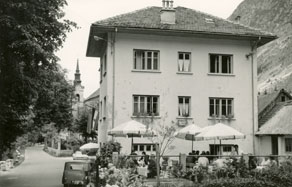 V vasi Soča je za goste na letovanju delovalo več počitniških domov. Ker je po dolini potovalo tudi mnogo prehodnih turistov, je bilo v poletni sezoni tamkajšnje gostišče vedno polno. (E. Trinka, zasebna last)