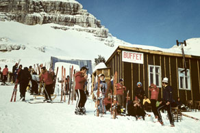 Ob odprtju kaninskega smučišča leta 1973 je bilo veliko stvari še nedokončanih. Skromno gostinsko ponudbo s pijačo, klobasami in sendviči je v začetnih letih obratovanja smučišča nudila zgolj preprosta lesena brunarica na Prestreljeniških podih. (Arhiv Tolminskega muzeja)