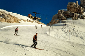 Smučanje na Kaninu ponuja obilo smučarskih užitkov, od čudovitih razgledov in gibanja v osrčju gora do smuke, ki je zaradi obilice snega pogosto možna še v poznih spomladanskih mesecih. (Arhiv Tolminskega muzeja)