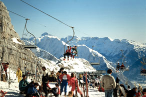 Trosedežnica Skripi je bila leta 1981 prva v takratni Jugoslaviji. Za Kanin je bila pomembna pridobitev, saj je razbremenila zadnji krak dostavne kabinske žičnice in omogočala smuko tudi spomladi, ko v spodnjem delu Skripov ni bilo več dovolj snega. (Arhiv Tolminskega muzeja)