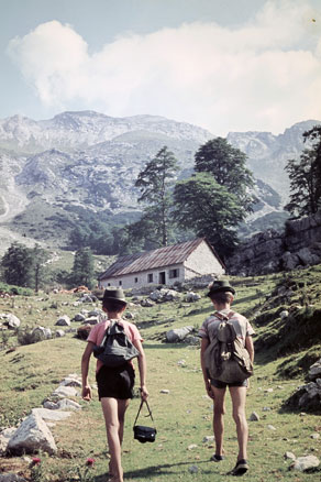 Najprej so se s turisti srečevali kmetje, ki so poleti pasli na visokogorskih planinah. Planincem so nudili zavetje, okrepčilo, včasih tudi prenočišče, ob tem pa jim še svetovali in jih usmerjali na pravo pot. (Arhiv Tolminskega muzeja)