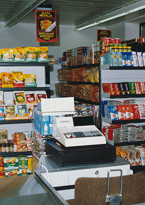 Alpkomerc je imel močno razvejano mrežo poslovalnic v vseh večjih in manjših krajih tedanje občine Tolmin.