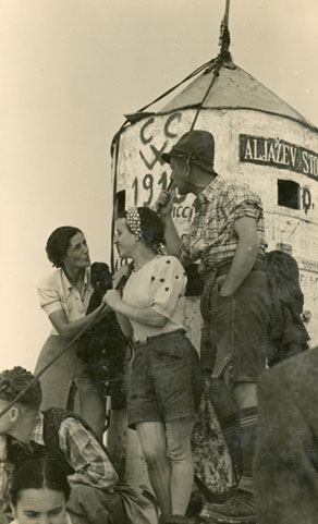 Meja med Italijo in Jugoslavijo je tekla po vrhovih Julijskih Alp, zato je bilo gibanje po visokogorju oteženo, mestoma celo prepovedano. Kljub temu obiskovanje hribov ni povsem usahnilo. (E. Trinka, zasebna last)