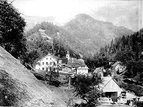 Podbrdo je bilo pred začetkom gradnje Bohinjske proge malo poznan in težko dostopen kraj. Podbrdo je bilo pred začetkom gradnje Bohinjske proge malo poznan in težko dostopen kraj.