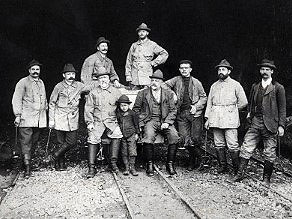 Graditelji Bohinjskega predora: grof Giacomo Ceconi s sodelavci Graditelji Bohinjskega predora: grof Giacomo Ceconi s sodelavci