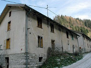 Stavbe za zdravstveno oskrbo graditeljev Bohinjskega predora v Podbrdu Stavbe za zdravstveno oskrbo graditeljev Bohinjskega predora v Podbrdu
