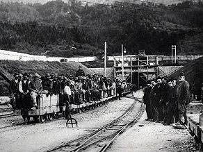 Odhod delavcev na delo v Bohinjski predor Odhod delavcev na delo v Bohinjski predor
