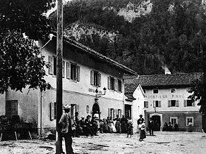 Graditelji Bohinjske proge so spodbudili nagel razcvet gostinske in trgovske ponudbe. Na fotografiji sta Vugova in Mikuževa gostilna na glavnem trgu današnjega Mosta na Soči. Graditelji Bohinjske proge so spodbudili nagel razcvet gostinske in trgovske ponudbe. Na fotografiji sta Vugova in Mikuževa gostilna na glavnem trgu današnjega Mosta na Soči.