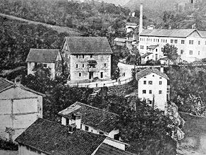 Par let po dograditvi Bohinjske proge je ob železniški postaji v Klavžah podjetnik Križnič iz Kanala zgradil prvo lesno tovarno na vodni pogon na Primorskem. Par let po dograditvi Bohinjske proge je ob železniški postaji v Klavžah podjetnik Križnič iz Kanala zgradil prvo lesno tovarno na vodni pogon na Primorskem.