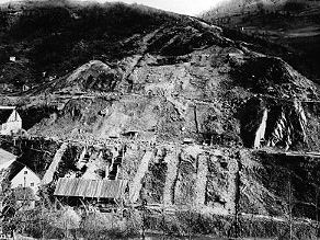 Hudajužna, gradnja kamnitih podpornih stebrov, s katerimi so utrdili brežino nad progo. Hudajužna, gradnja kamnitih podpornih stebrov, s katerimi so utrdili brežino nad progo.