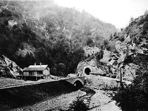 Čuvajnica in železniški most pred predorom Kupovo oktobra 1905 Čuvajnica in železniški most pred predorom Kupovo oktobra 1905