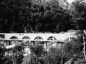 Gradnja viadukta Bača I, le nekaj kilometrov pred iztekom Baške grape Gradnja viadukta Bača I, le nekaj kilometrov pred iztekom Baške grape