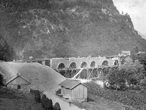 Pogled na 73 metrov dolg viadukt Bača I z druge strani Pogled na 73 metrov dolg viadukt Bača I z druge strani