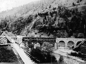 Viadukt Bača II, grajen deloma s kamnom deloma z železom, je dolg 60 metrov. Viadukt Bača II, grajen deloma s kamnom deloma z železom, je dolg 60 metrov.