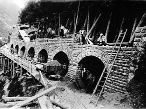 Gradnja kamnite galerije v Doblarju, julij 1905 Gradnja kamnite galerije v Doblarju, julij 1905
