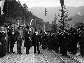 Praznično oblečeni domačini in vodilni delavci pred južnim portalom Bohinjskega predora Praznično oblečeni domačini in vodilni delavci pred južnim portalom Bohinjskega predora