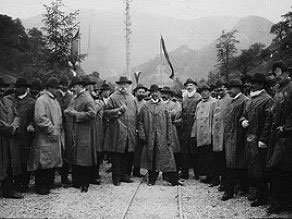 Slavnostni gostje, ki so se prvi peljali skozi novozgrajeni Bohinjski predor. Slavnostni gostje, ki so se prvi peljali skozi novozgrajeni Bohinjski predor.