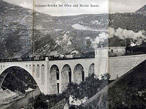 Dolga tovorna kompozicija na vožnji po slikovitem Solkanskem mostu. Dolga tovorna kompozicija na vožnji po slikovitem Solkanskem mostu.